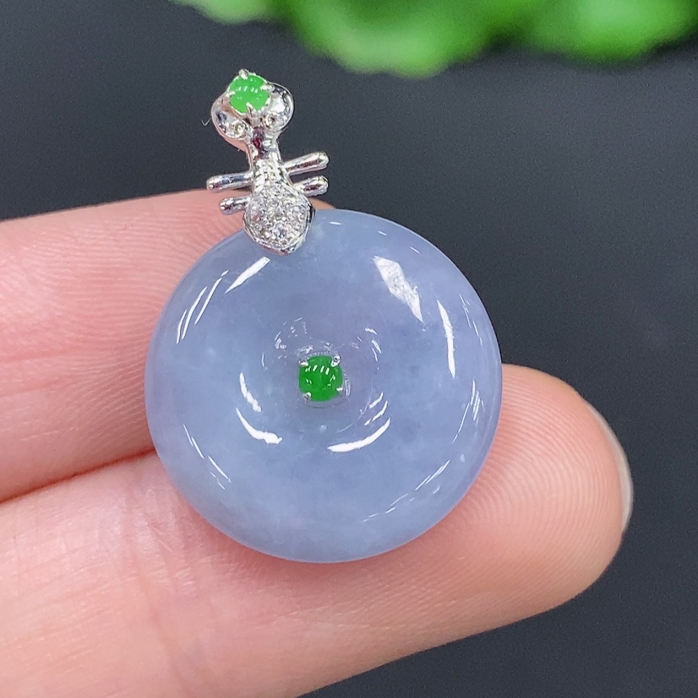 F28241980 Jadeite Peace Knot with 18K Gold Clasp, Total Weight Approximately 4.1g, Set with Diamonds