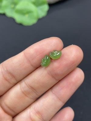 H41909865 和田玉碧玉耳饰   无印记，测金含量75%    货品总重约0.3g