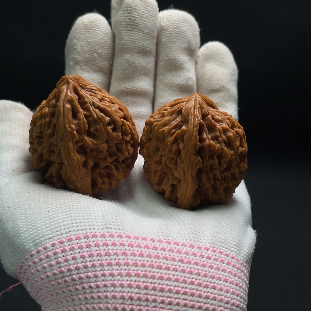 W34987339 Walnut Total weight about 42.02g Size about 39mm