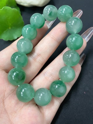 H39673499 非洲翠（独龙玉）手串 卡13.6mm左右 货品总重约52.8g