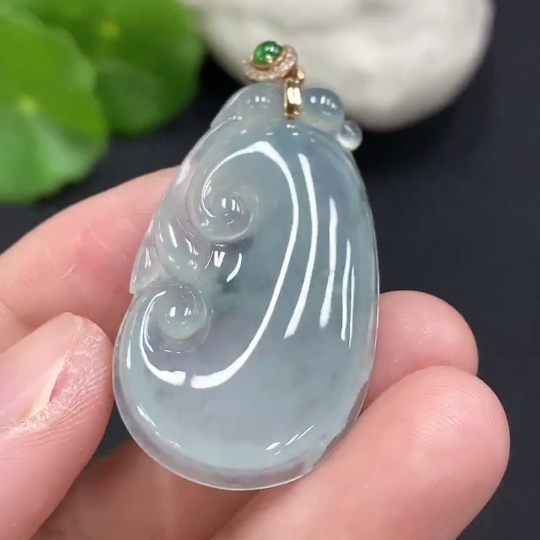 F32701987 Jadeite Ruyi Pendant with 18K Gold Bail Total Weight Approx. 6.7g (Diamond Accent)(Cracked)