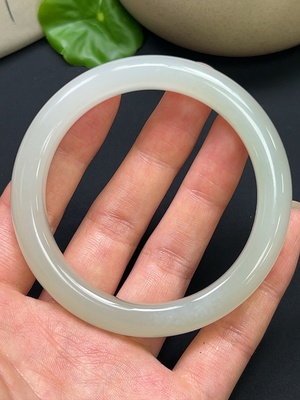 H46528983 和田玉正圈手镯 圈口57.1mm 总重约46.64g