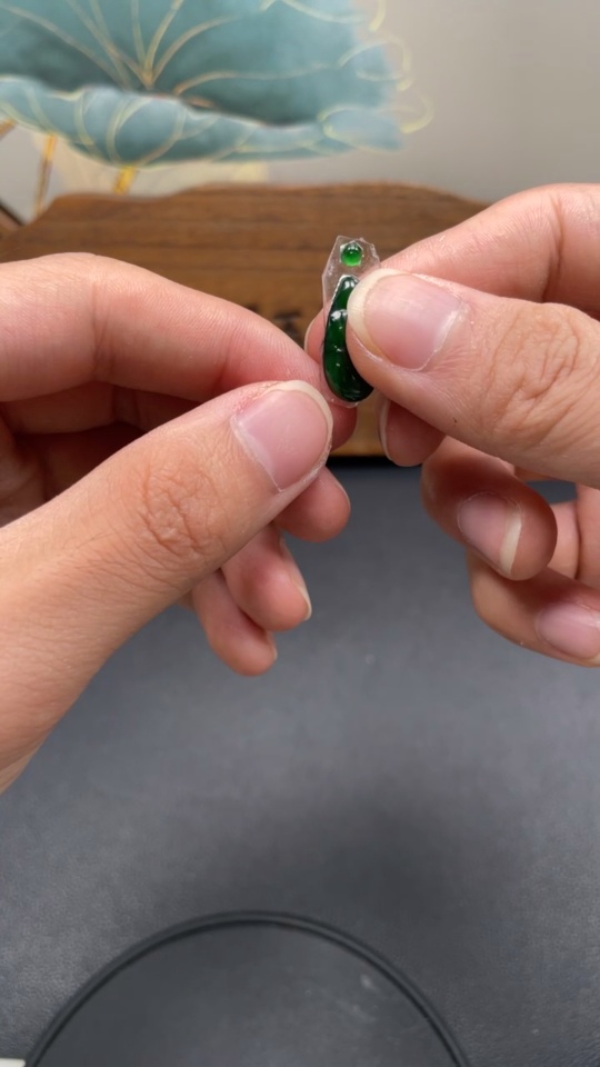 F08649142 Jadeite Auspicious Bean Inlay Piece