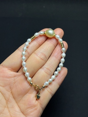C46588742 海水珍珠手串（大）颜色成因未定 非金 货品总重约6.99克 卡4.3-9.6mm左右 配珍珠（小）