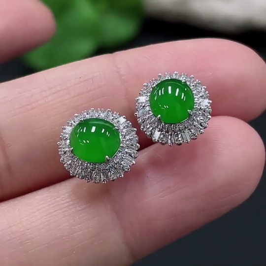 F26031151 Jadeite Cabochon Earrings Set in 18K Gold, Total Weight Approx. 2.6g