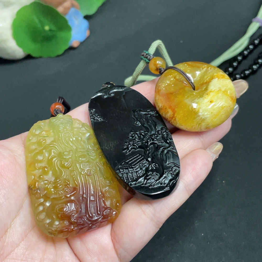 H32804440 Xiuyu (serpentine jade) pendant