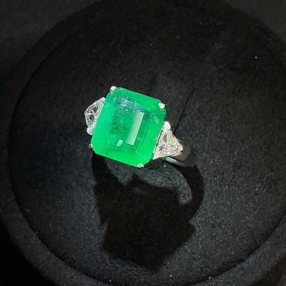 C27049122 Emerald Ring Clarity Enhanced 18K Gold Total Weight Approx. 6.27g Size 18 GGL Certificate: Minor Oil Brazil Origin Vivid Green