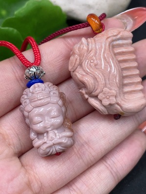 H34063334 Alashan Agate Pendant - Guanyin + Comb for Smoothness (contains other mineral components, accompanying beads not Alashan agate, total weight approx. 26.8g including cord)