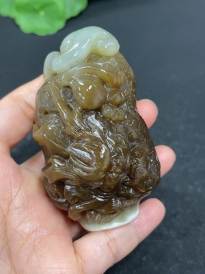 H42954521 和田玉手把件   龙     货品总重约159.4g     含其他矿物成份