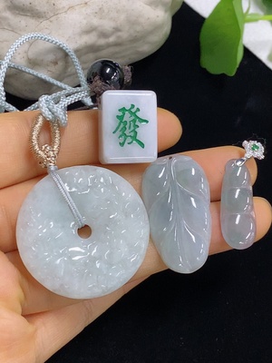 F46517719 翡翠挂件 一手走 非金 （发财挂件 局部可见工艺涂层）