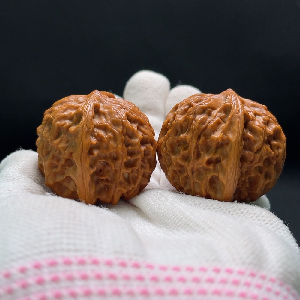 W34993549 Walnut Total weight approx. 33.6g Size approx. 39.9mm