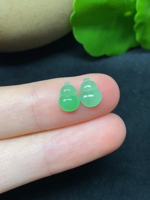 F45335805 翡翠葫芦戒面 一手走 总重约0.33g