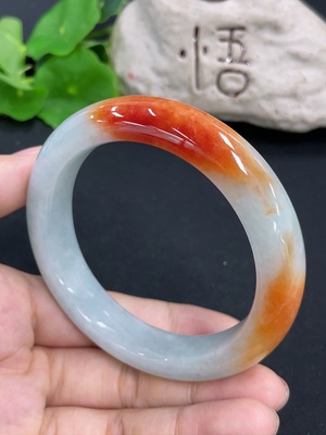 F46516036 翡翠正圈手镯  货品总重约71.5g   颜色成因未定 圈口57.3