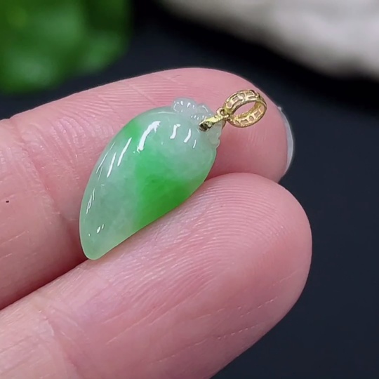 F26997750 Jadeite Auspicious Melon Pendant with 18K Gold Clasp, Total Weight Approx. 0.8g
