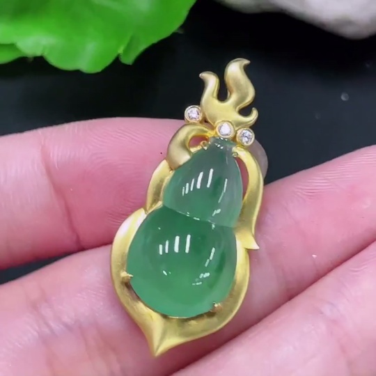 F33944097 Jadeite Gourd Pendant Set in 18K Gold, Total Weight Approx. 4.7g (with Diamond Accents)