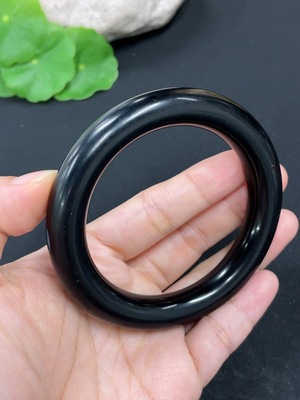 H45348140 和田玉圆条手镯 圈口55.9     货品总重约62.5g  颜色成因未定