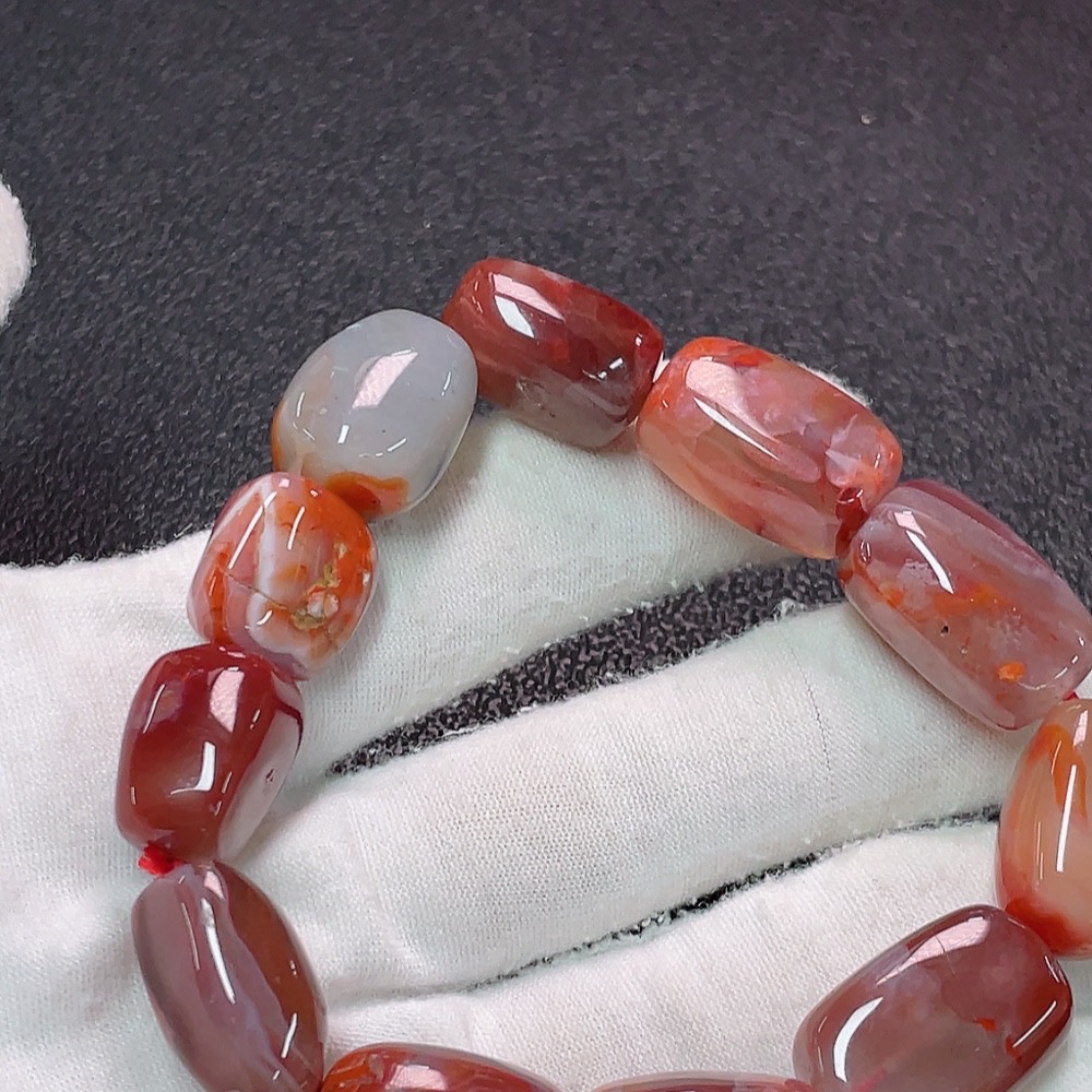 C34990068 South Red Agate Bracelet with Visible Organic Matter, Total Weight Approx. 58.75g, Size About 12.4mm
