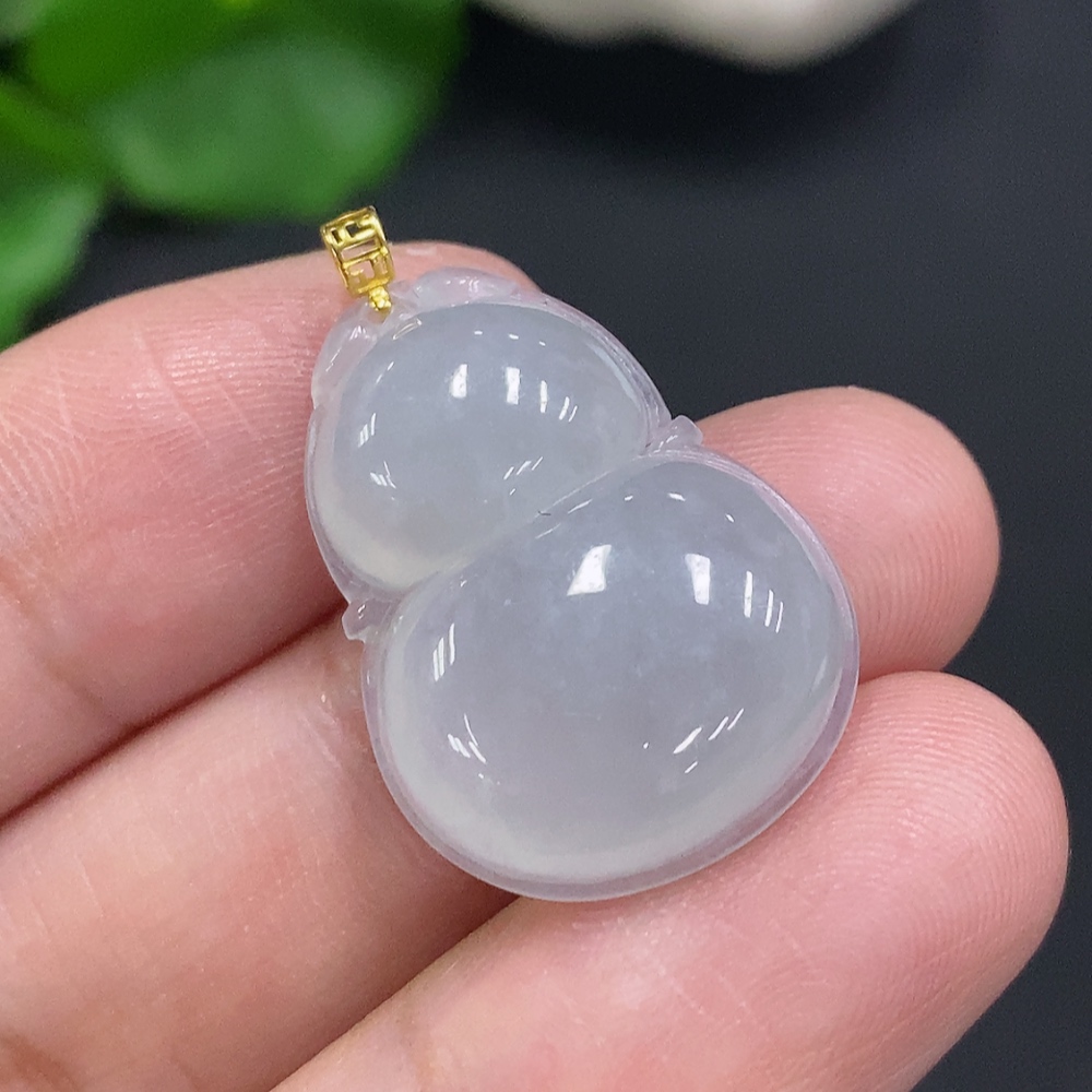 F34023635 Jadeite Gourd Pendant with 18K Gold Clasp, Total Weight Approximately 4.1g