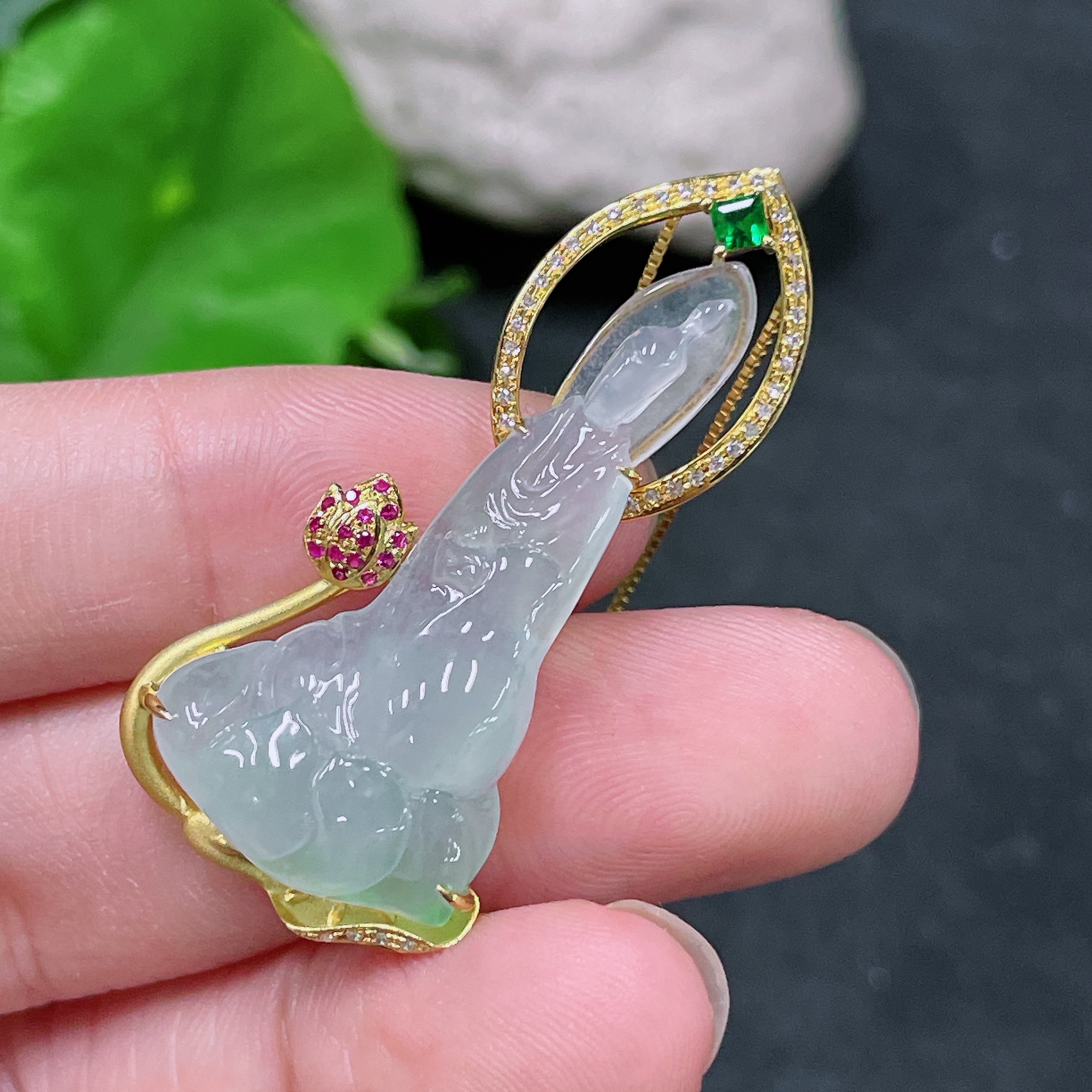 F33839447 Jadeite Guanyin Inlaid Pendant with 18K Gold and Diamond Accents, Colorless, Total Weight Including Chain Approximately 7.2g
