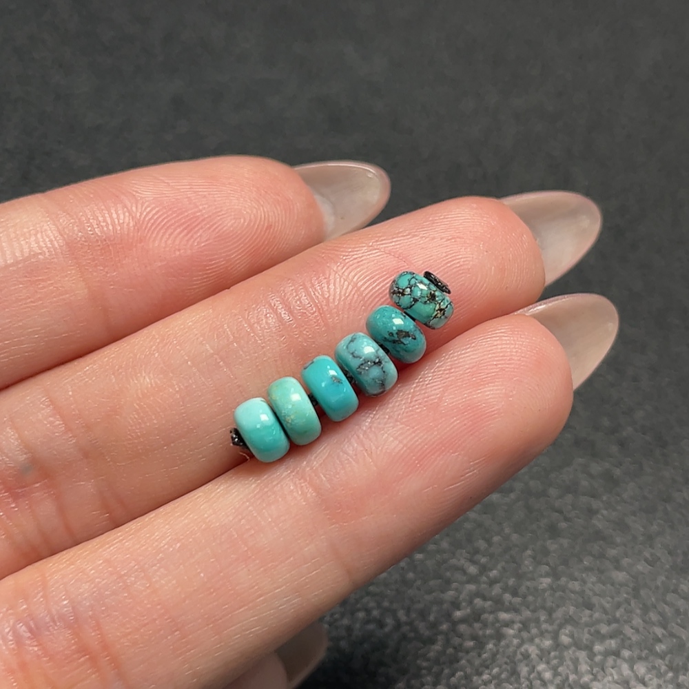 C34040525 Turquoise Pendant with Other Mineral Components, Total Weight Approx. 0.93g, Size Around 5.5mm