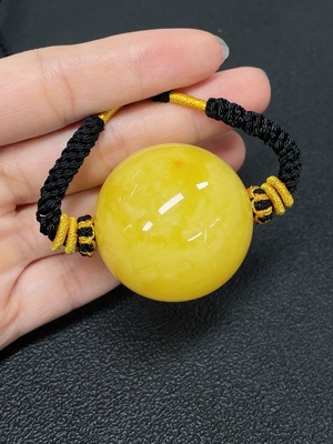 C43160782 琥珀蜜蜡挂件  卡36mm左右  货品含绳重约30.52克
