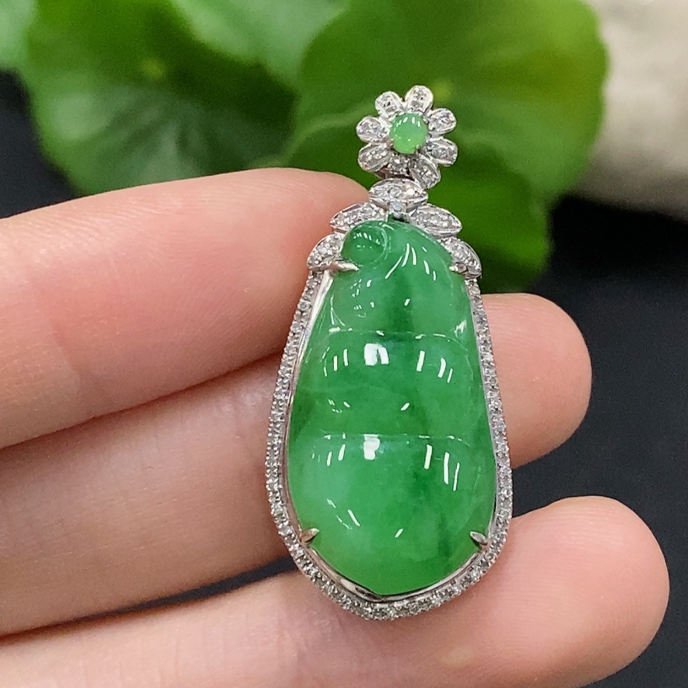 F35132141 Jadeite auspicious bean pendant with 18K gold and diamond accents, total weight approximately 5.38g