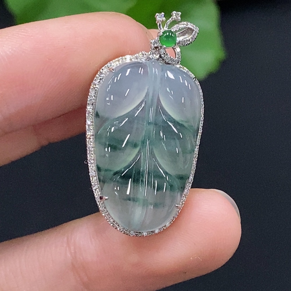 F32753791 Jadeite leaf inlaid pendant 18K gold, total weight approx. 3.94g