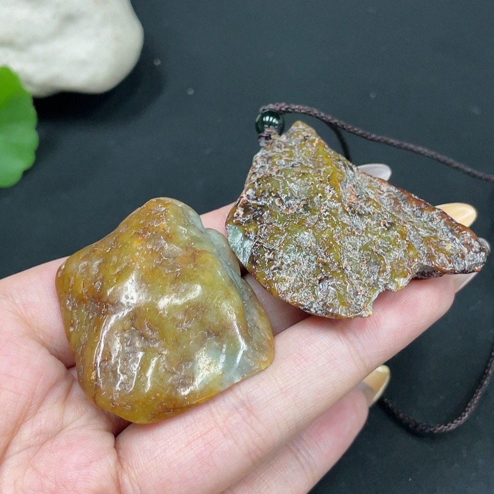 H30491465 Hetian Jade Pendant  Undetermined skin color origin  Contains other mineral components  Total weight (including rope): approx. 47.2g