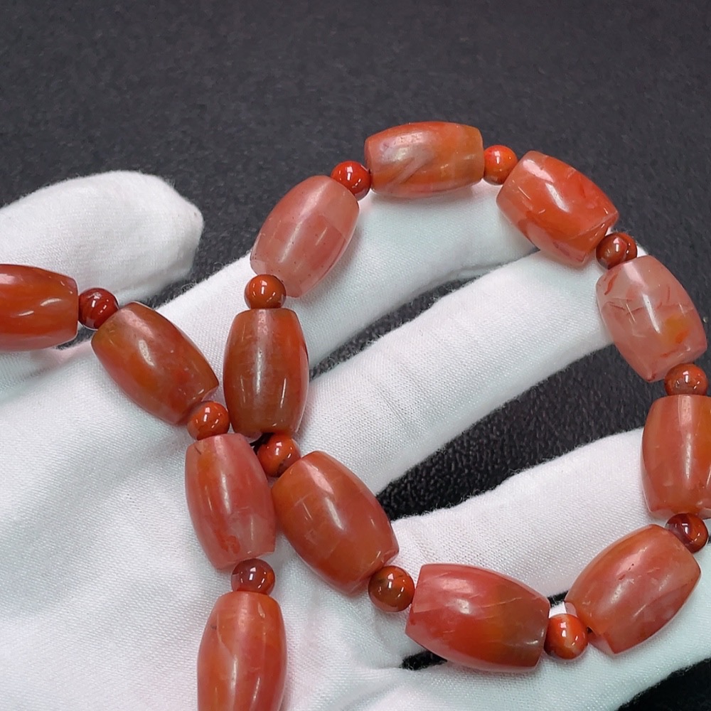 C35091873 Red Agate Bracelet with Visible Organic Matter, Total Weight Approximately 82.94g, Sell as a Lot