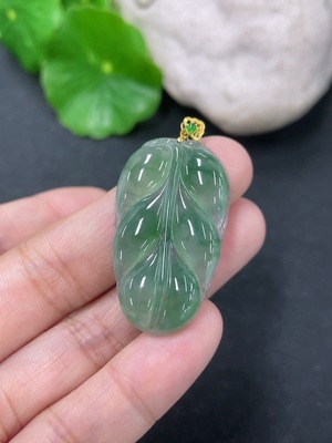 F45425118 翡翠叶子挂件 扣头18K金 货品总重约5.1克