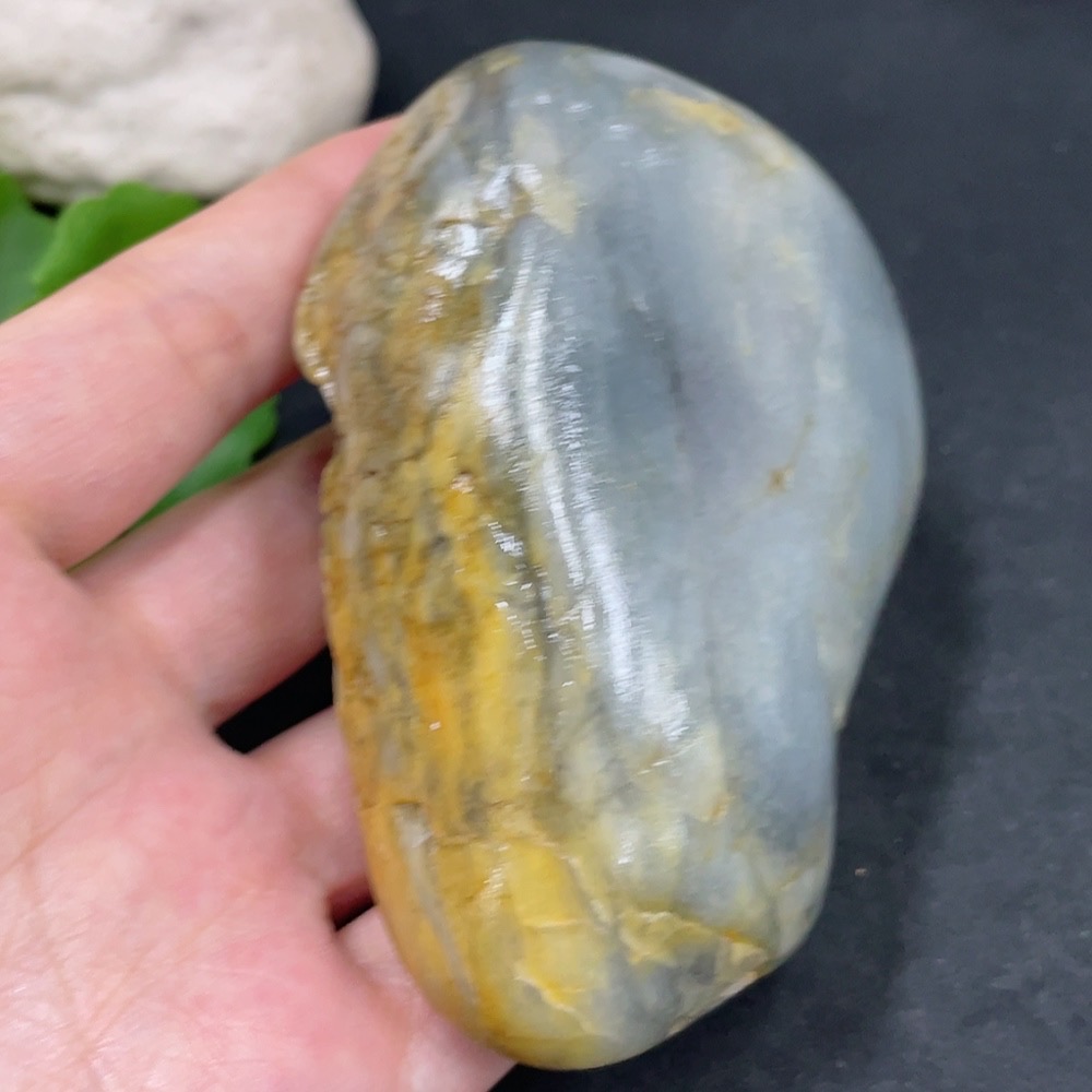 H32706212 Hetian Jade with undetermined skin color origin, containing other mineral components, total weight approximately 291.5g