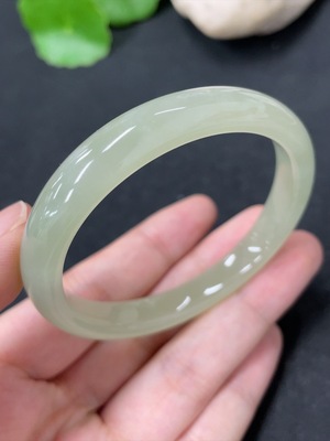 H42956553 和田玉正圈手镯 圈口52.3    货品总重约26.7g