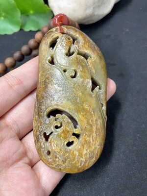 H46575021 和田玉手把件   仿古件   货品总重约（含链，链子非和田玉）101.9g    皮色成因未定  含其他矿物成份