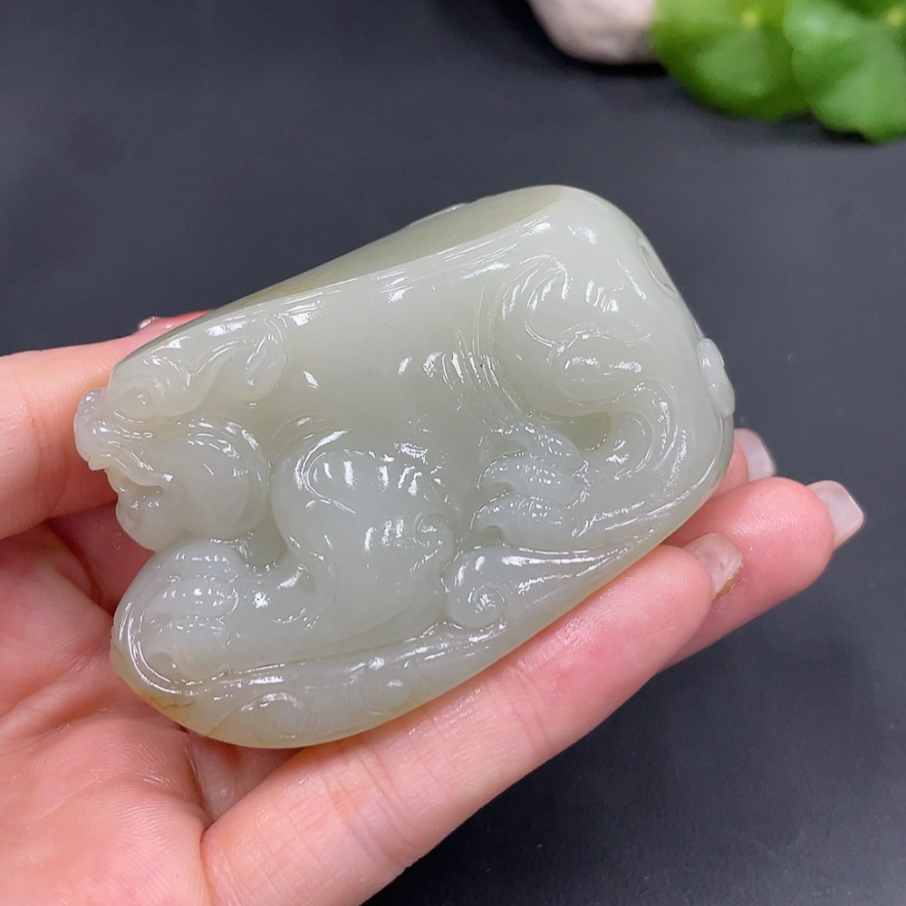 H23688258 Hetian Jade Seed Material Handheld Piece, Auspicious Beast, Total Weight Approx. 170g, Undetermined Skin Color Origin, Collection Card