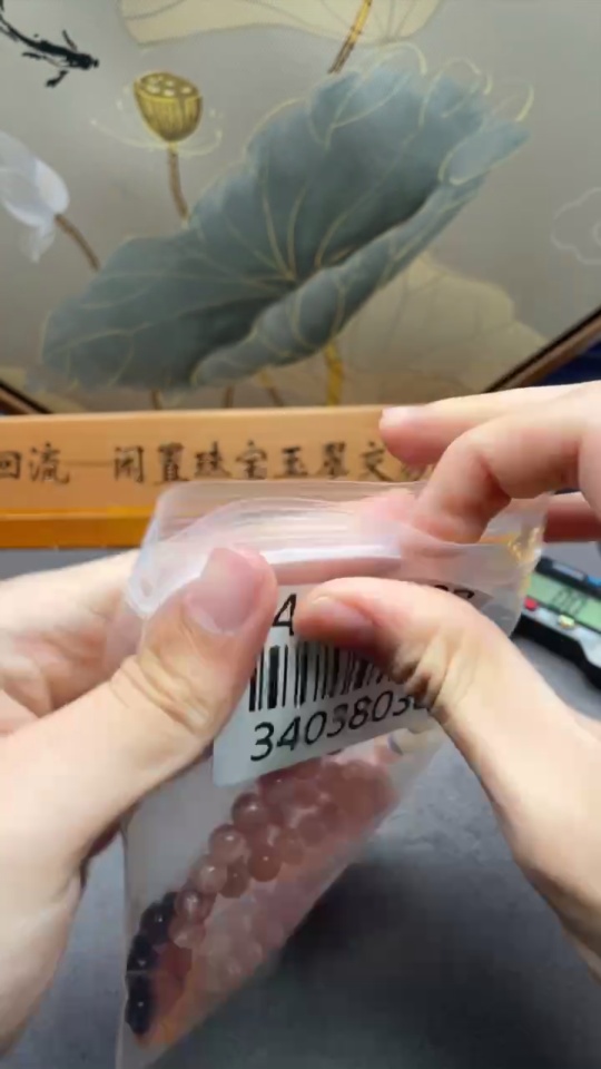 C34038038 South Red Agate Bead Strand with Visible Organic Matter, Non-Natural Accent Stones, Total Weight Approx. 52.91g, Bead Size ~7.7mm