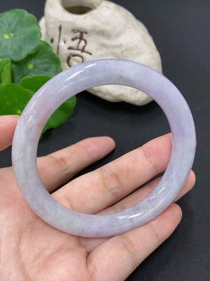 F42955221 翡翠圆条手镯 货品总重量约55.7克 圈口59