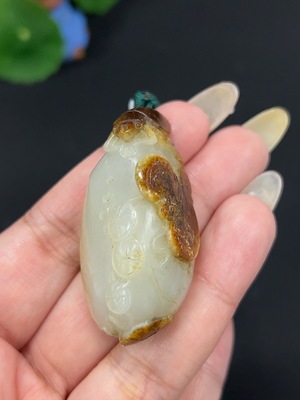 H42979186 和田玉挂件 知足 货品总重约[含绳]37.4g 皮色成因未定 含其他矿物成分 配珠非和田玉