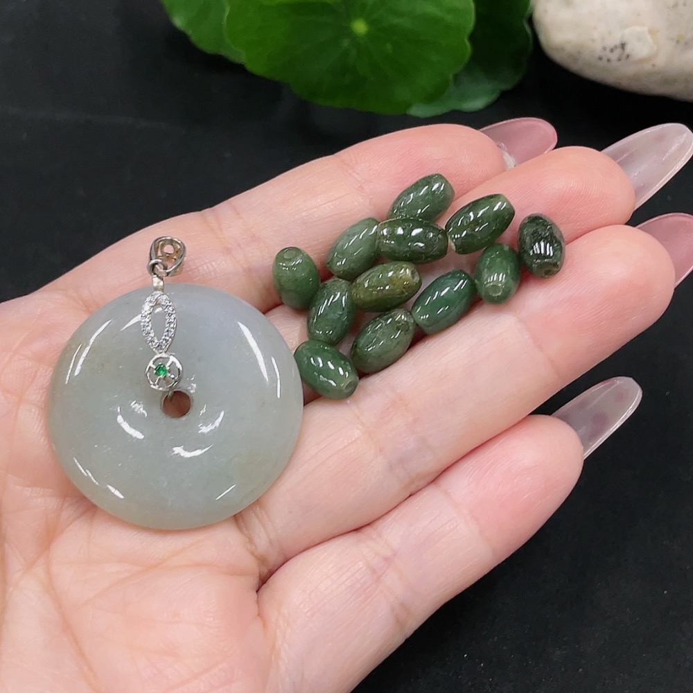 F34013534 Jadeite Pendant + Beads Sell as a Lot (Non-Gold Inlaid)