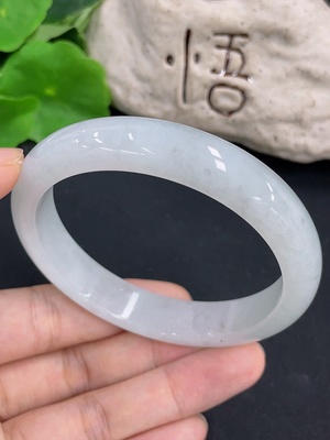 F43194177 翡翠正圈手镯 货品总重约51.7g  圈口57.6