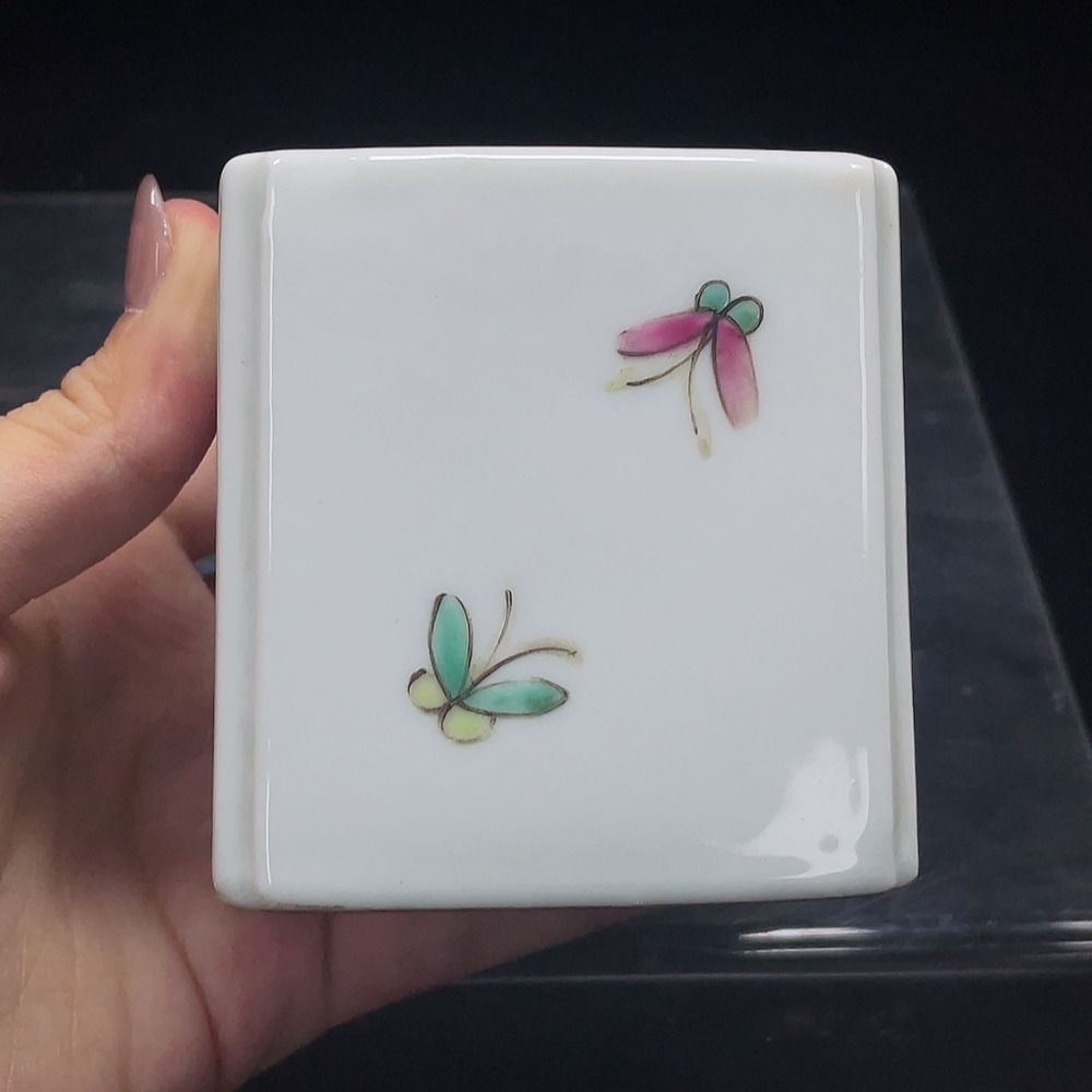 W33937587 Porcelain, Mint Condition, Modern Painted Figural Covered Box, Size as per Actual Item