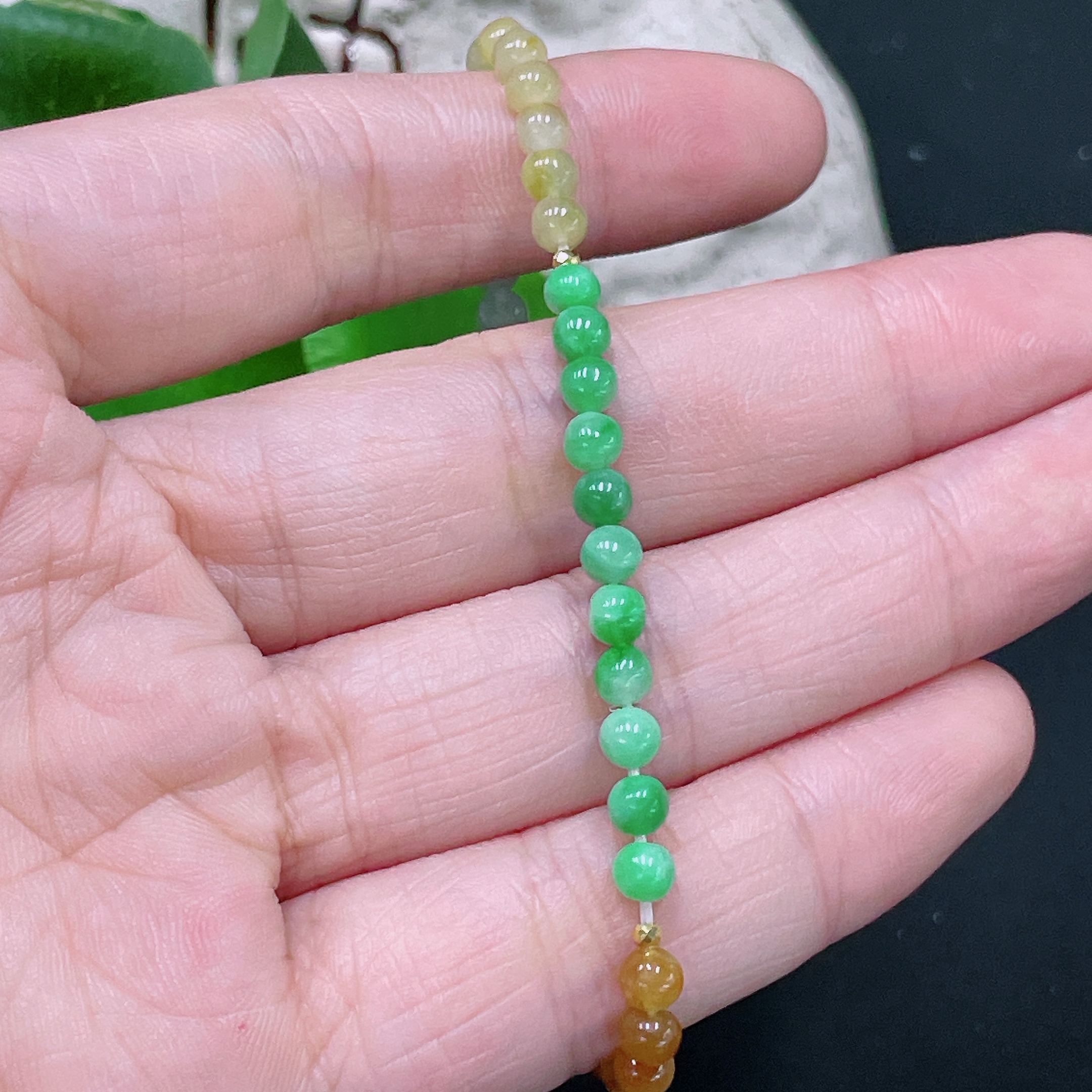 F33892729 Jadeite bracelet approx. 3.8mm with 72% gold content total weight approx. 5.3g (color origin undetermined)