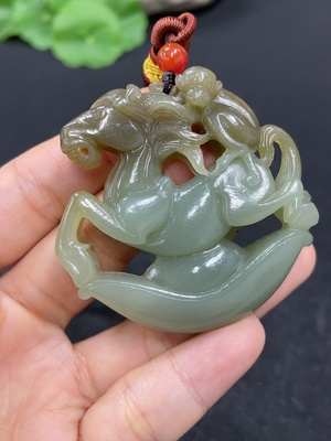 H41905487 和田玉挂件    马上封侯     货品总重约（含绳）40.6g    配珠非和田玉