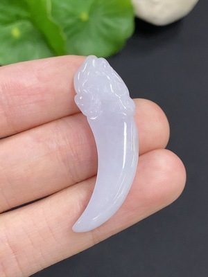 F46553738 翡翠龙牙挂件 货品总重量约4.4克
