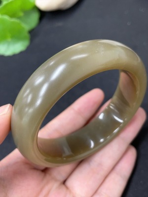 H42956478 和田玉正圈手镯 圈口58.6     货品总重约81.2g