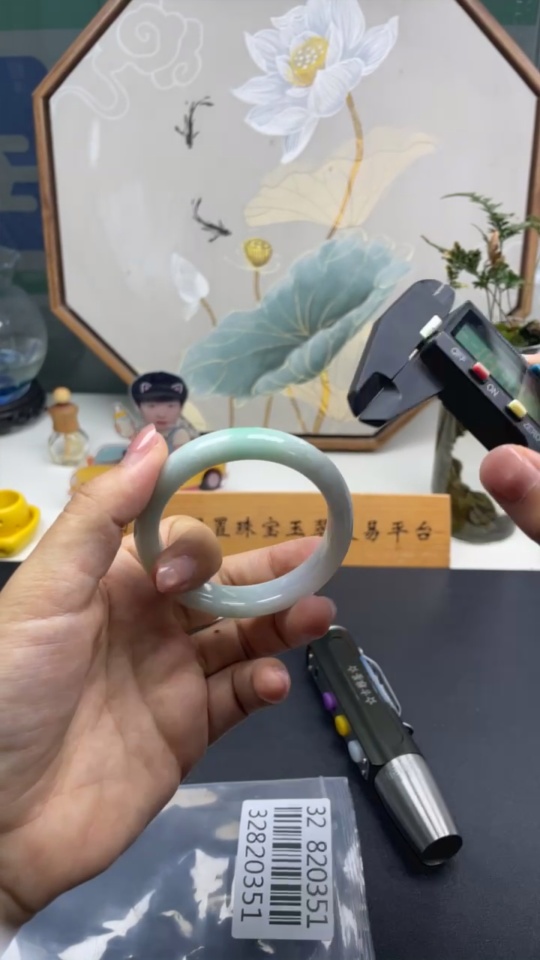 F32820351 Jadeite Round Bangle 52.8 Circumference Total Weight Approx. 47.86g