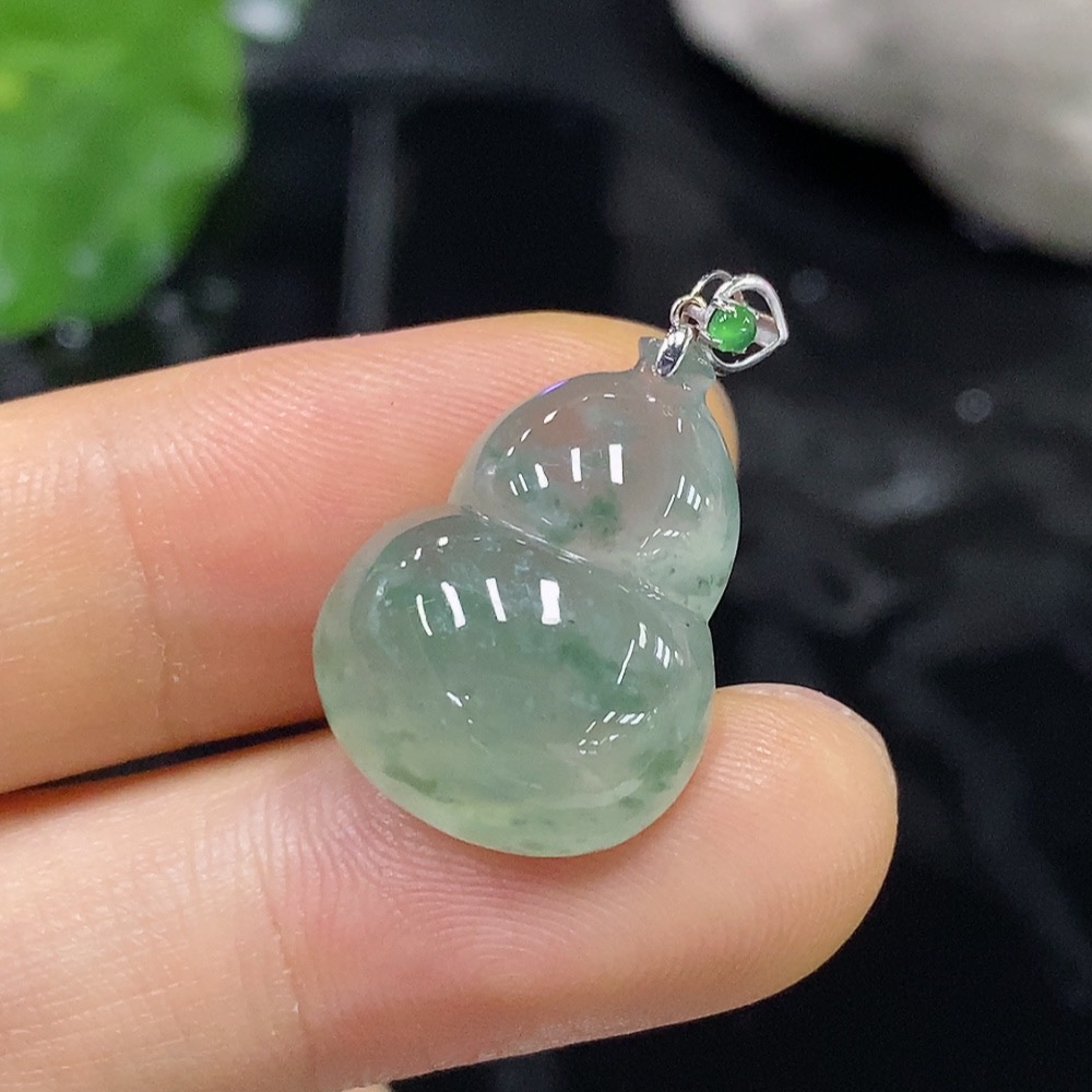 F23607669 Jadeite Gourd Pendant with 18k Gold Bezel, Total Weight 3.703g