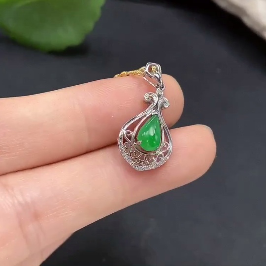 F15622705 Jadeite inlaid pendant 18K gold total weight approx. 1.9g (including chain weight, chain 18K gold)