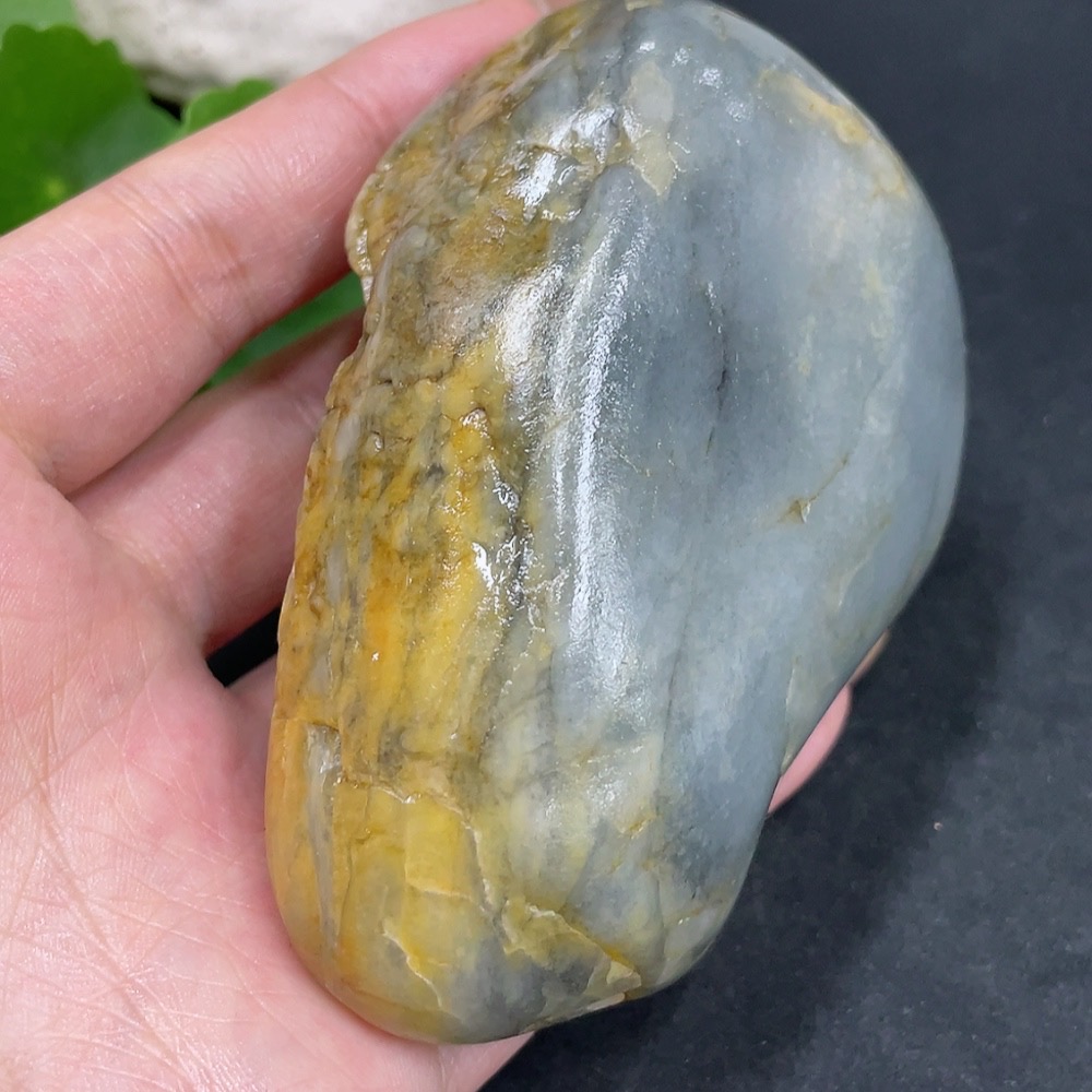 H32706212 Hetian Jade with undetermined skin color origin, containing other mineral components, total weight approximately 291.5g
