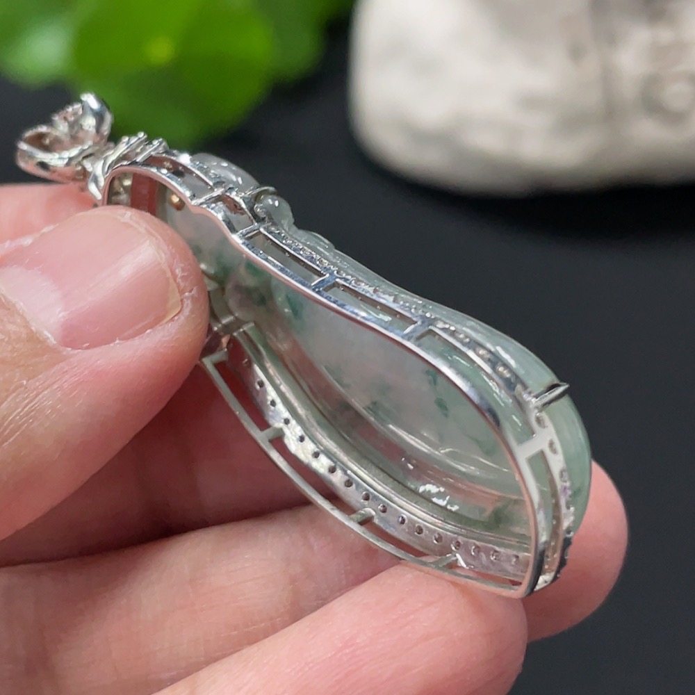 F31670306 Jadeite Auspicious Gourd Pendant with 18k Gold Setting, Non-Diamond, Total Weight Approx. 9.2g