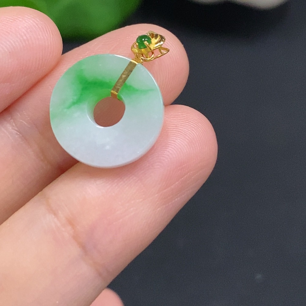 F31648224 Jadeite Donut Pendant with 18K Gold Clasp, Total Weight Approx. 1.5g